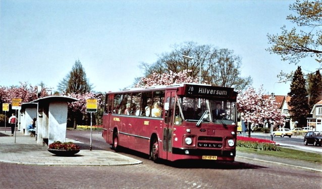 Busstation Soest-Zuid, omstreeks 1972, waar net een van de lijnbussen van W.C. Tensen vertrekt voor een rit naar Hilversum.