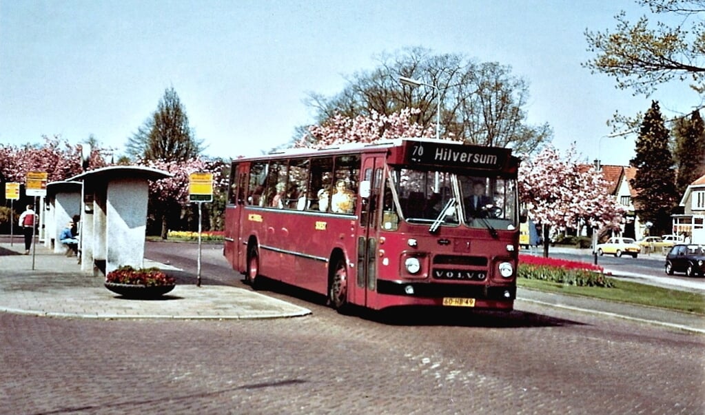 Busstation Soest-Zuid, omstreeks 1972, waar net een van de  lijnbussen van W.C. Tensen vertrekt voor een rit naar Hilversum.