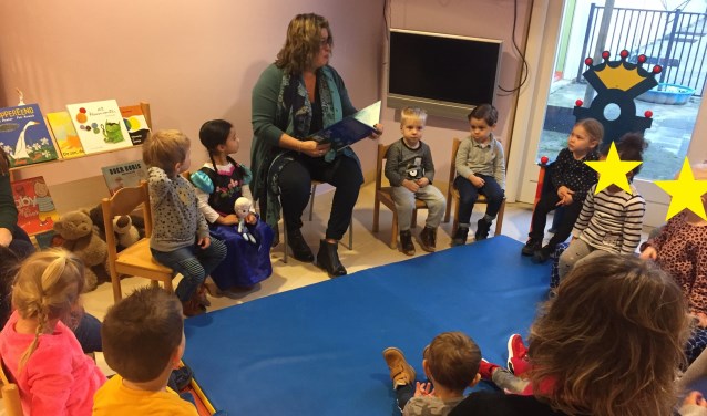 Wethouder leest kinderen voor uit Prentenboek van het Jaar