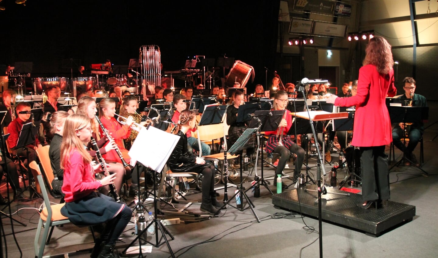 Vertrekkend dirigente van de leerlingenorkesten Gonda van Dijk tijdens het Openingsconcert