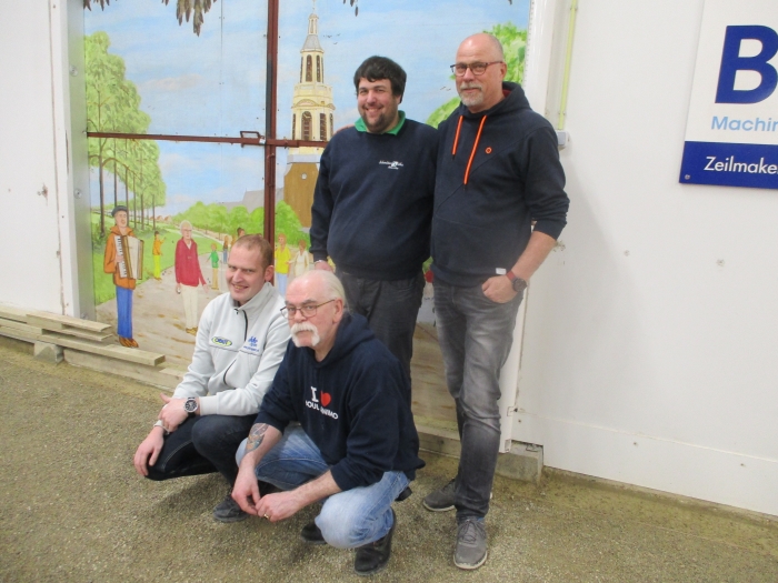 De finalisten, met gehurkt het winnende team.