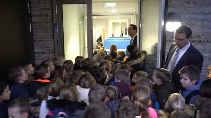 de school stroomt vol nieuwsgierige leerlingen