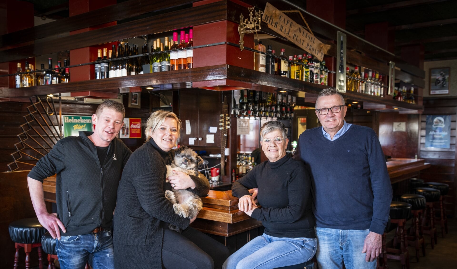 Aan de bar in café Wessel. Van links naar rechts Bastiaan Vos, Wendy van de Veen-Schut en Alie en Jaap Schut.