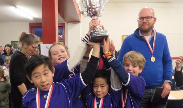 De kampioenen van de Callunaschool. Van links naar rechts: Kelvin Ma (bord 2), Megi Shirokova (bord 1), Leo Ma (bord 4) en Friso Smelt (bord 3).