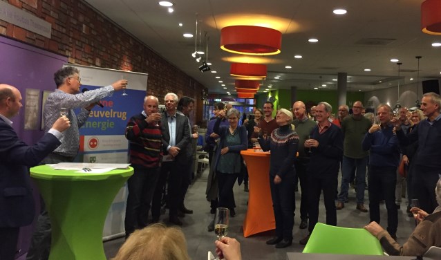 Vele participanten in het Postcoderoosproject 'Zon op Binder' toostten op de ingebruikname van hun zonnepanelen.