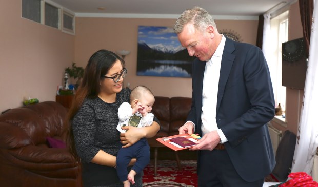 Burgemeester bezorgt paspoort baby Benjamin aan huis.