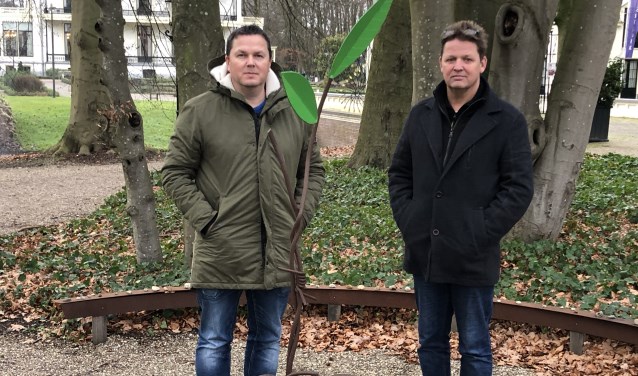 Voorzitter Michel Kooij (rechts) en bestuurslid Erik van de Poll bij het monument Sarah