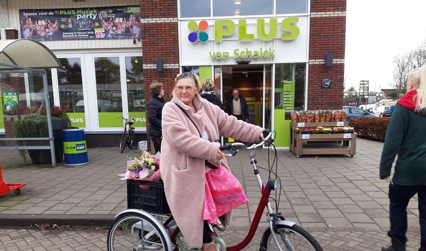 Mattie van der Zijden op haar fiets