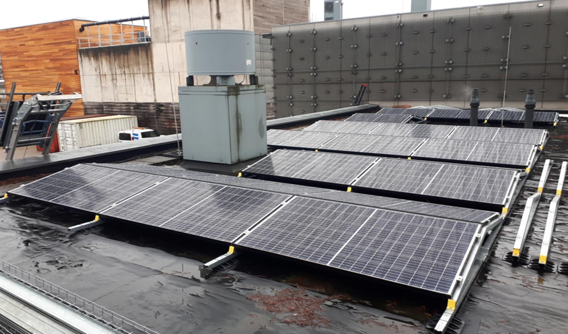 Op rwzi Leidsche Rijn liggen de eerste zonnepanelen al.