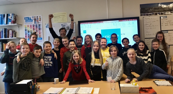 Groep 8 met Klaas van Kruistum op de foto.
