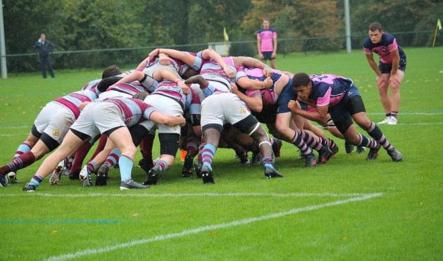 Bilaal Egberts (de meest rechtse in de groep) in actie voor The Pink Panthers.