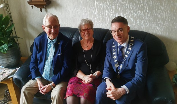 Symen en Gerrie vonden het bezoek van de burgemeester bijzonder gezellig en een hele eer
