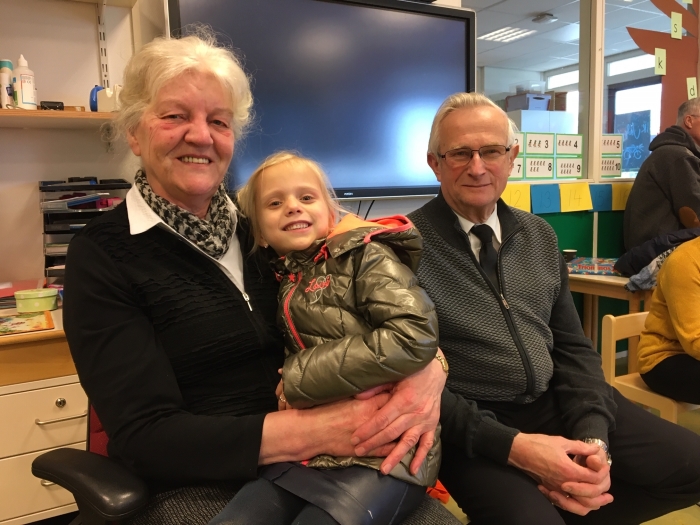 Sarah Hardeman (gr. 2) geniet van het bezoek van haar beide grootouders