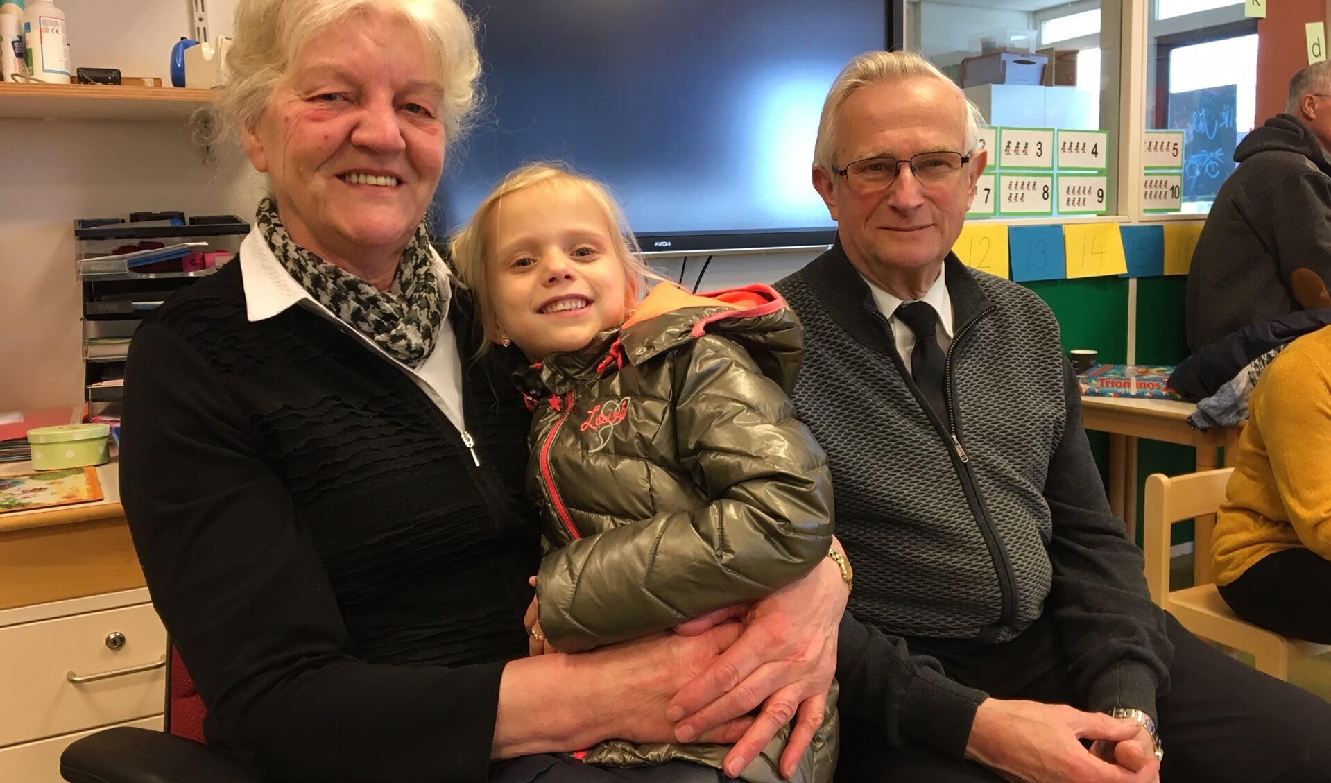 Sarah Hardeman (gr. 2) geniet van het bezoek van haar beide grootouders