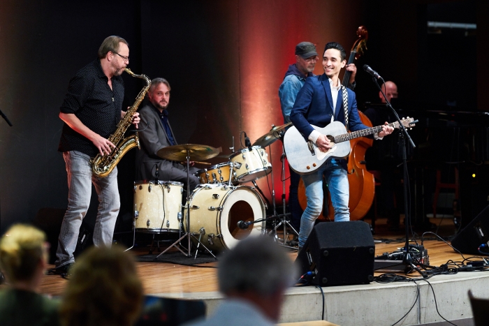 Elvis van Erd en band. Naast Arie de Kruif en Gerben Blanksma speelden muzikale Dante-bezoekers Jeroen Prinsen en Lennart Blokland spontaan mee!