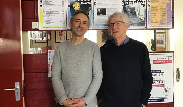 Boeksamensteller Bart van der Wal (rechts) en Semmy Prinsen.