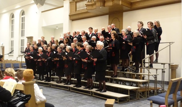 Leden van Hervormd Zangkoor Lunteren in de Bethelkerk, waar het (project)koorconcert op Bevrijdingsdag wordt gehouden.