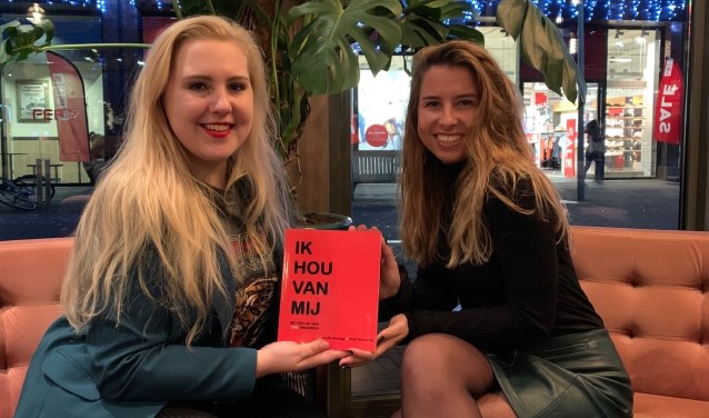 Demi Schuuring en Rochelle Wielinga maakten een boek over geluk.