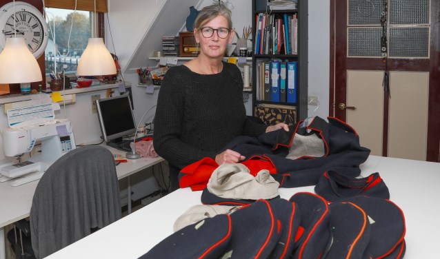 In haar atelier aan huis werkt Van Leeuwen aan de mooiste kostuums en accessoires voor re-enactment, themabruiloften en -feesten, in musea en voor toneel en film.