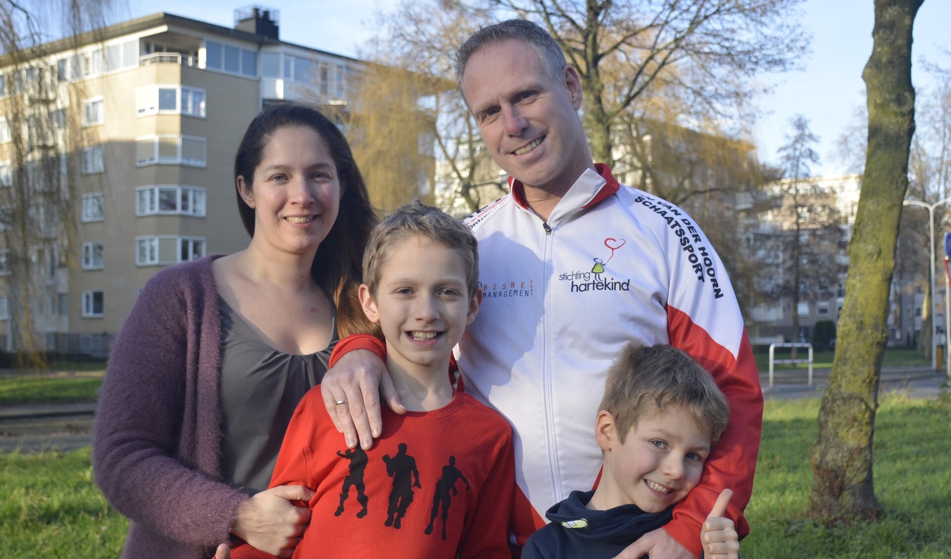 Het gezin Cost, met rechts vooraan de jonge 'held' Jamie. Naast hem grote broer Timo.