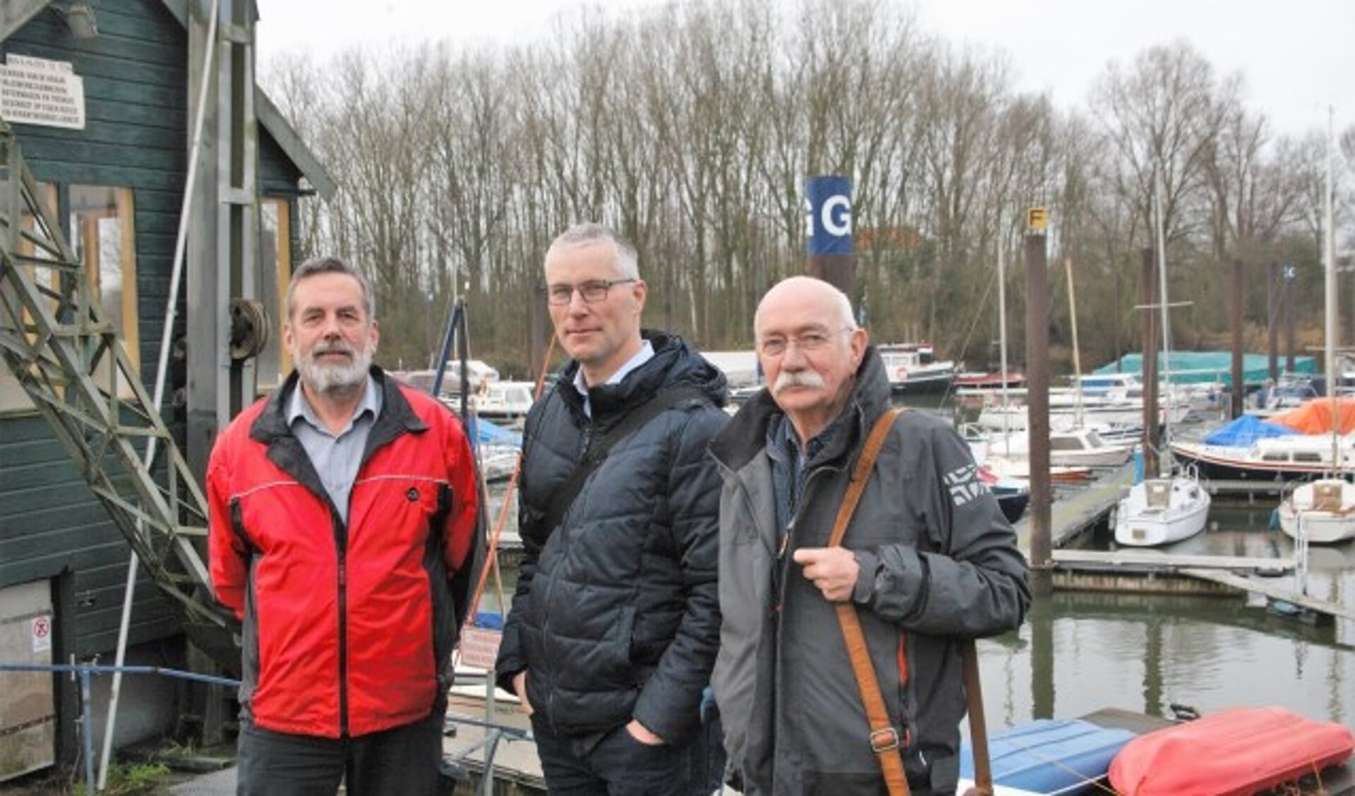 Havenmeester Daaf Kodde, Michiel Gunsing en voorzitter Henk Blaauw (vlnr) geven een bevlogen inkijkje over watersportvereniging VADA.