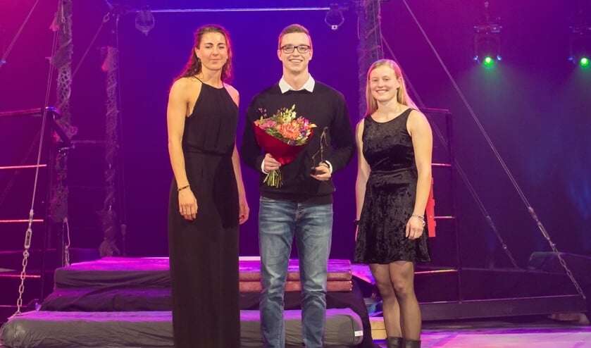 Broer Robert Schinkel (midden) kwam de prijs voor zijn zus Laura ophalen.
