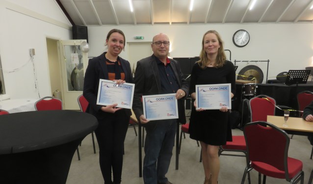 De drie jubilarissen. V.l.n.r. Fiona van Donselaar, Eric Elbers en Evelien van Donselaar.