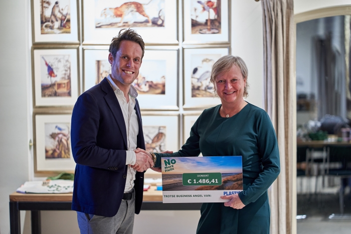 Ondernemer Ernst-Jan Koole overhandigt de cheque aan Annemarie Nederhoed van de Plastic Soup Foundation