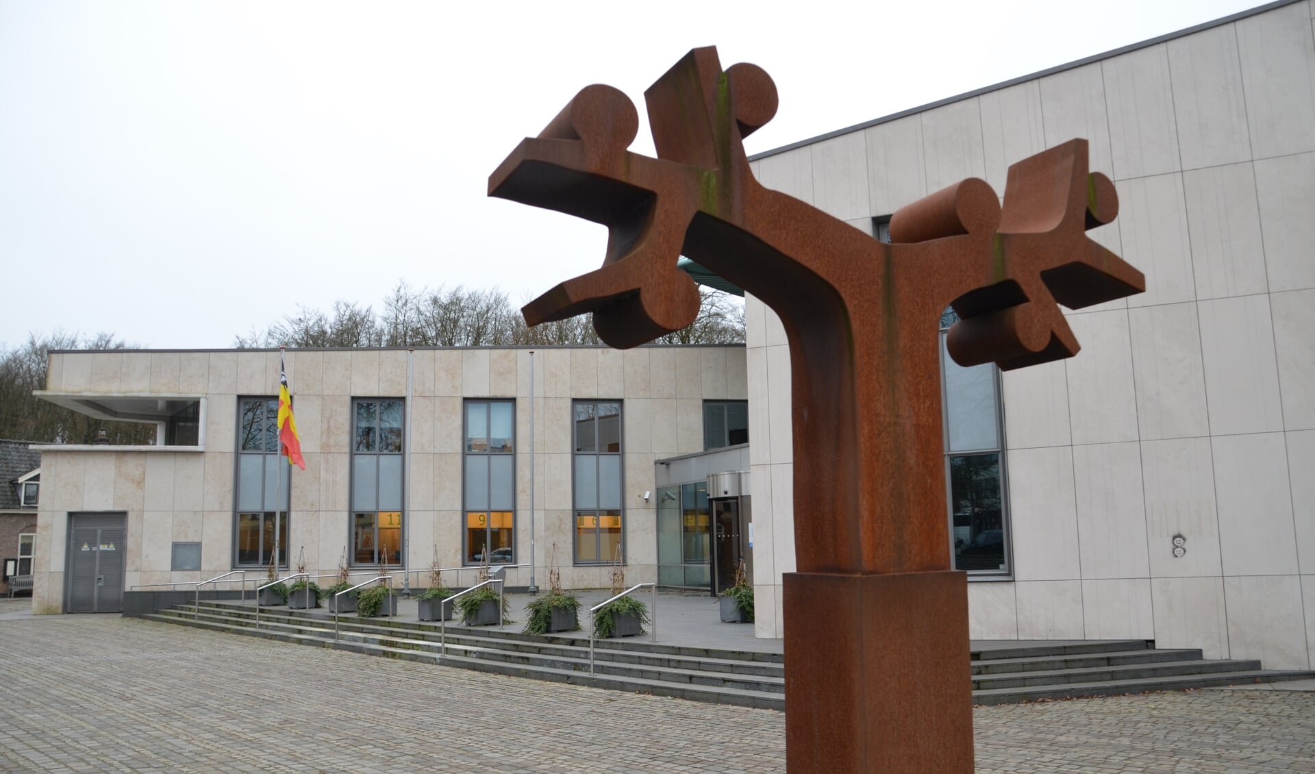 Het Heuvelrugse gemeentehuis, waarin ook de raadzaal zich bevindt. 