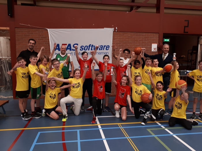 Wethouder Wim Vos reikt de prijzen uit aan de winnaars groep 7,8.