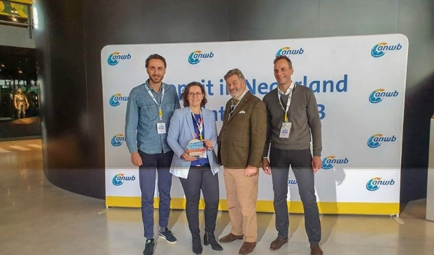 Ronnie Weijers (rechts) tijdens de uitreiking van de ANWB-prijs 'Leukste uitje van Utrecht' eerder dit jaar.
Ook op de foto: Jeroen Klaphake (links), Carla Marcus (2e v. links) , Directeur Paul van Vlijmen (2e v. rechts).
