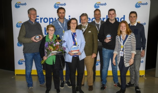 Op de foto vlnr: Henk te Roller, Daphna Pimentel, Jeroen Klaphake (fietsboot Eemlijn Amersfoort), Carla Marcus, Paul van Vlijmen en Ronnie Weijers, Dylan van Ginkel, Aletta Zwollo en Matthijs Buisman (Klimbos Gooi en Eemland).
In het het midden Carla Marcus van het Nationaal Militair Museum.