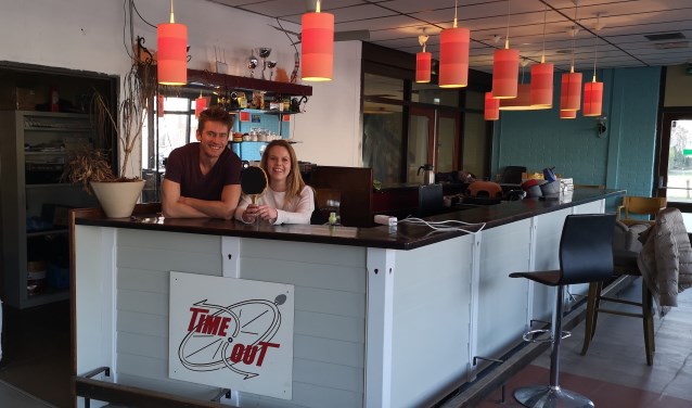 Robert (l) en Marianne zijn regelmatig te vinden in jongerenruimte Time Out aan de Martenslaan in Amerongen.
