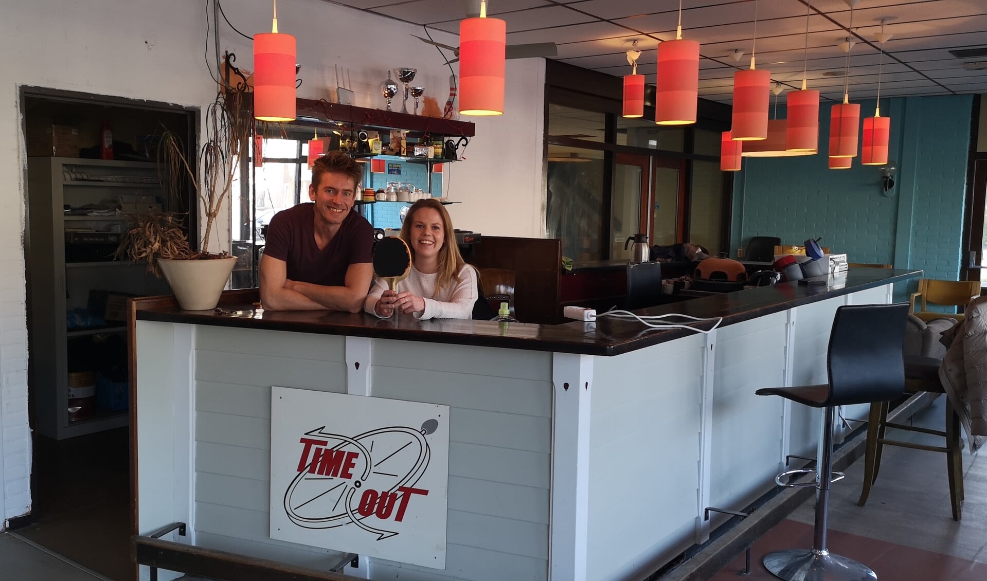 Robert (l) en Marianne zijn regelmatig te vinden in jongerenruimte Time Out aan de Martenslaan in Amerongen.