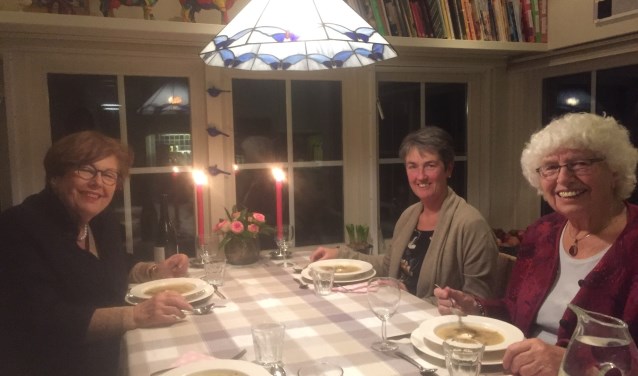 Aan tafel in woongemeenschap de Kamp in Bunnik bij Janny Koops (rechtsvoor), die samen met tafelgenoten Anke en Gonda etentjes organiseert voor het goede doel.