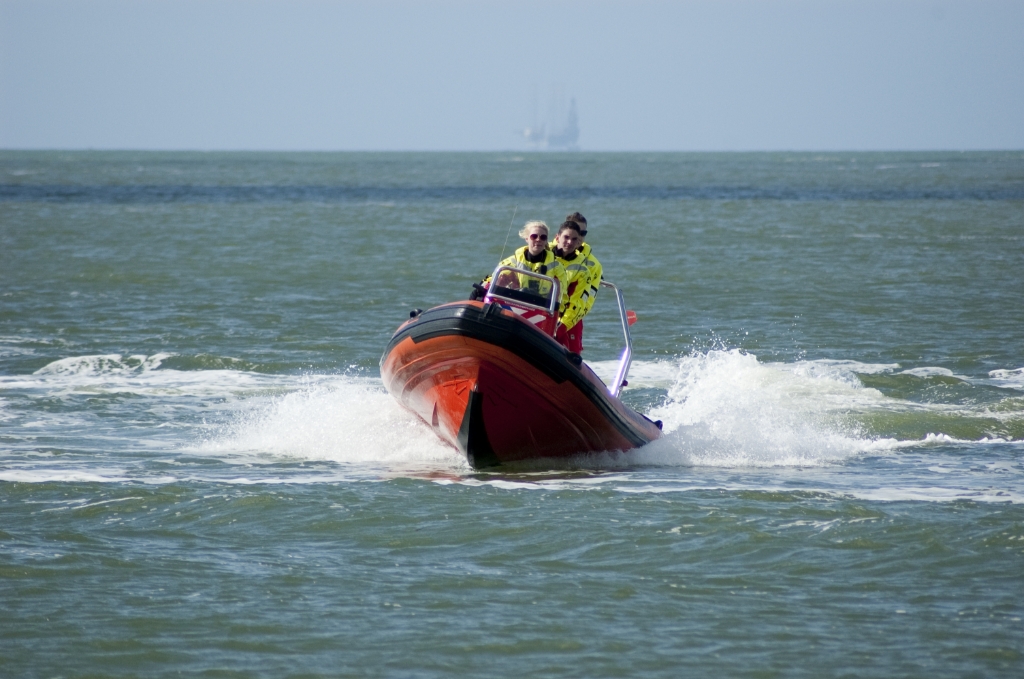 Lifeguards van reddingsbrigades in actie aan de Nederlandse kust.