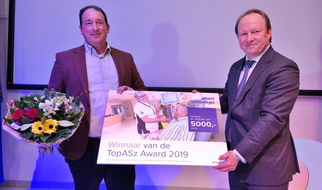 Internist-hematoloog Peter Westerweel (links) kreeg de prijs uit handen van burgemeester Van der Loo van Zwijndrecht.