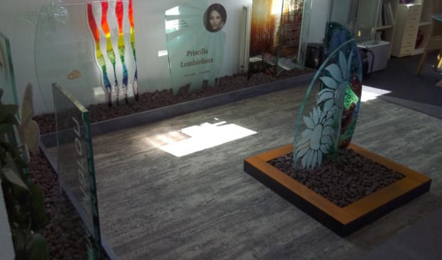 Bij Bus Natuursteeen aan de Nijverheidsweg-Noord 57 is een uitgebreide showroom ingericht.