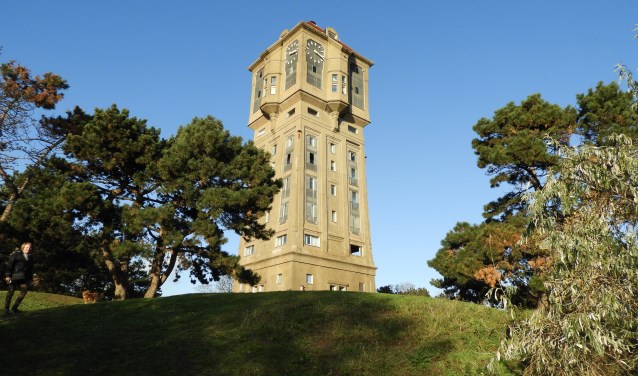 De monumentale watertoren behoort de fraaiste in Nederland gebouwde watertorens en is beeldbepalend in Oud-IJmuiden.