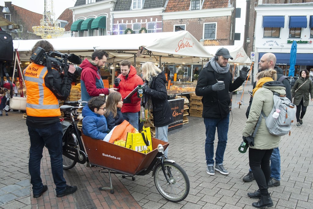 De presentatoren deden hun best om geld in te zamelen voor het goede doel.