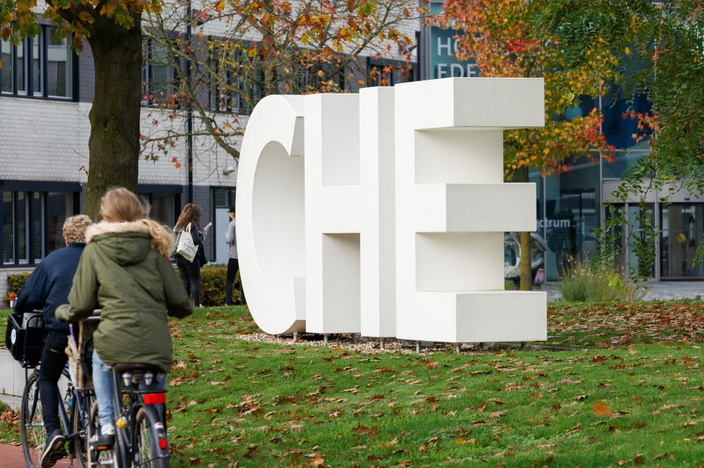 De kenmerkende levensgrote CHE-letters, met op de achtergrond een deel van het schoolgebouw