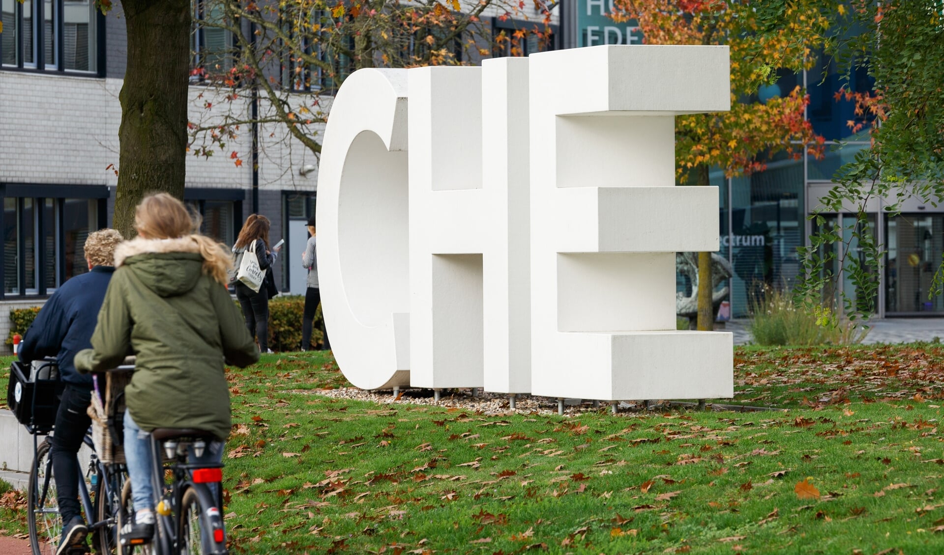 De kenmerkende levensgrote CHE-letters, met op de achtergrond een deel van het schoolgebouw