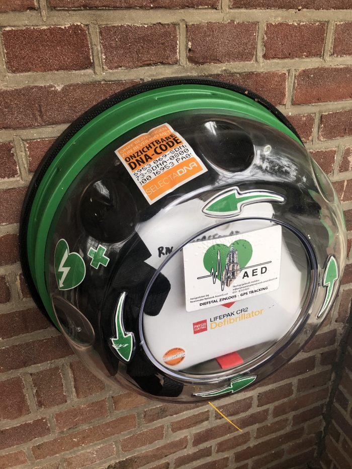 AED met oranje DNA sticker