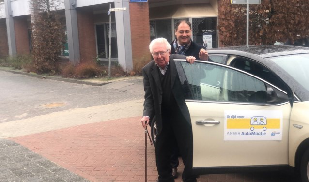 De heer van Wageningen had een bijzondere chauffeur voor de openingsrit van AutoMaatje Leusden.