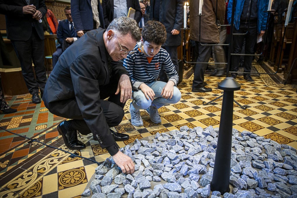 Burgemeester Isabella en de kleinzoon van Peter Hein bij het monument
