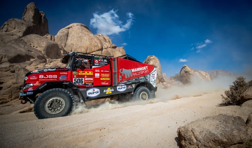 Martin van den Brink eindigde ondanks opnieuw twee lekke banden als tiende in de derde etappe van de Dakar Rally. 