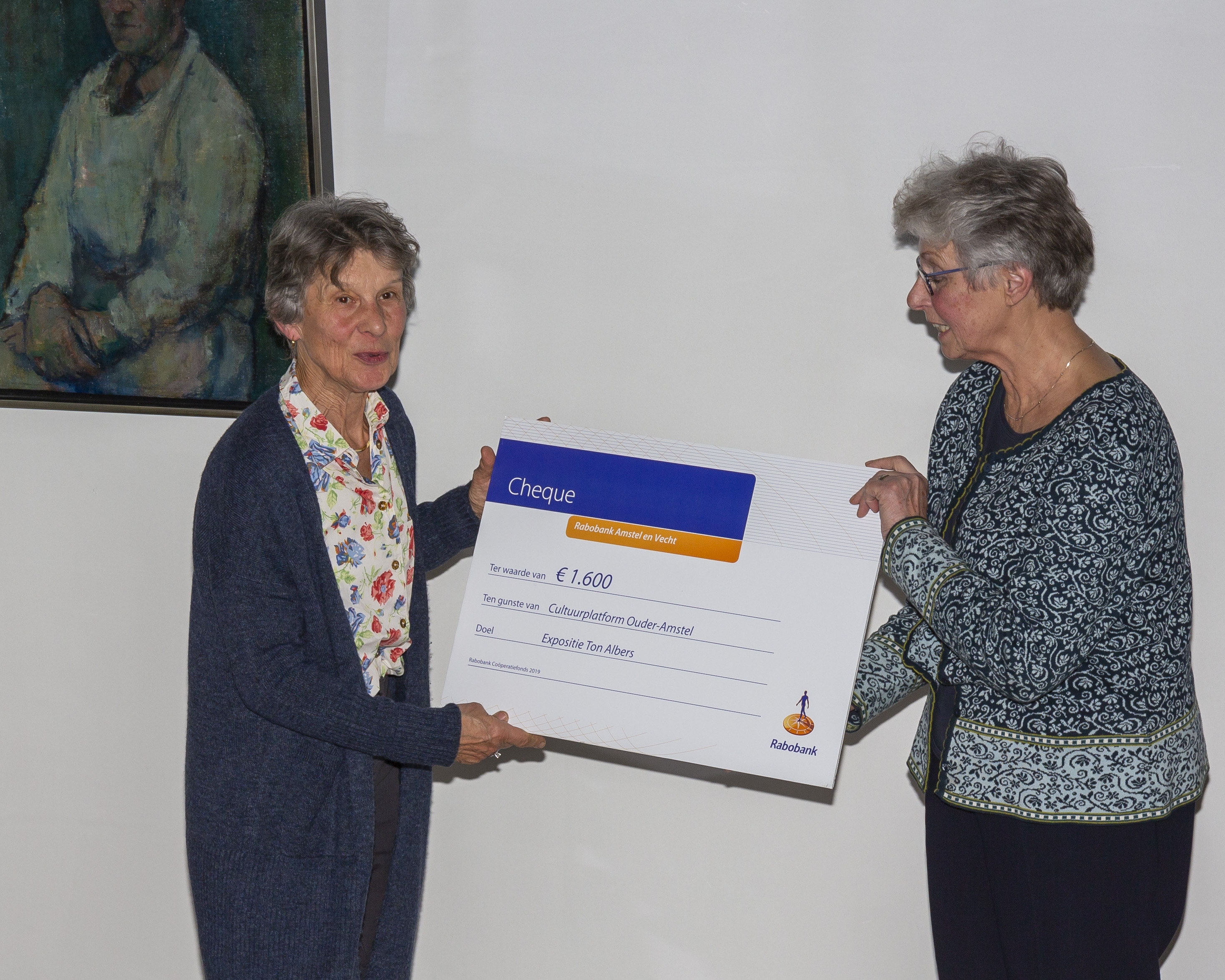 Anke Bollen (links) overhandigt cheque aan Jozé van der Voort