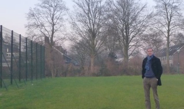 Jan Mülder, D66-raadslid op het veld waar sporthal De Meent stond en nu appartementen zullen komen.