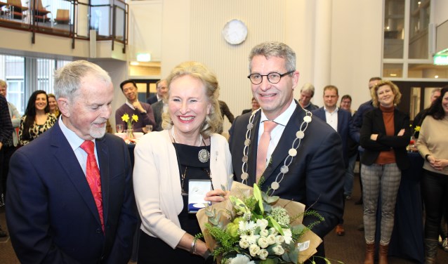 De gemeente laat weten: ,,Wij beschouwen het als een eer aan haar bij haar afscheid de gemeentelijke erepenning toe te kennen."
