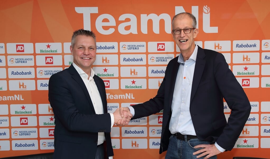Na ondertekening van het contract schudden Jan Niebeek en KNKV-directeur Kees Rodenburg de hand.